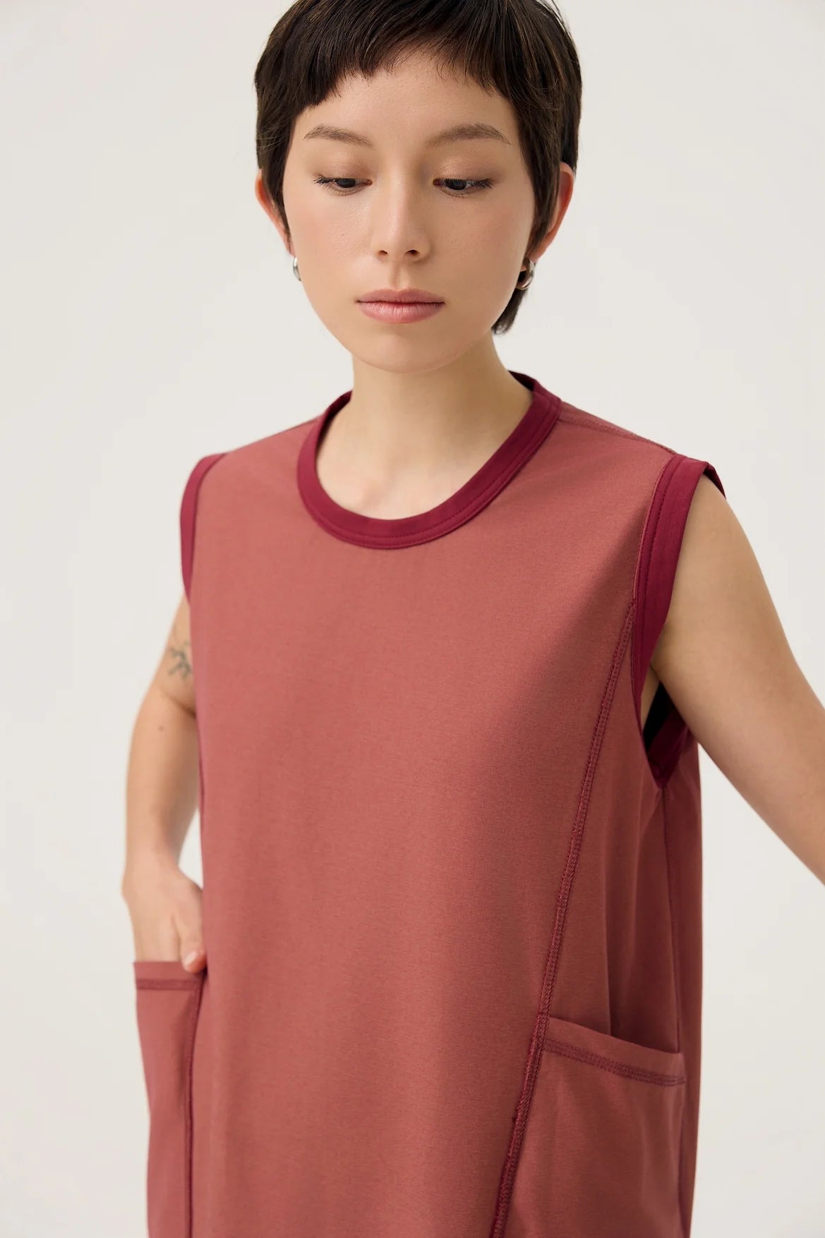 COCOON JERSEY REVERSIBLE DRESS IN BURGUNDY & SAPPANWOOD