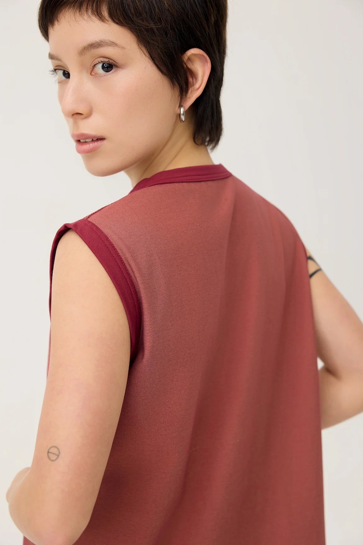 COCOON JERSEY REVERSIBLE DRESS IN BURGUNDY & SAPPANWOOD
