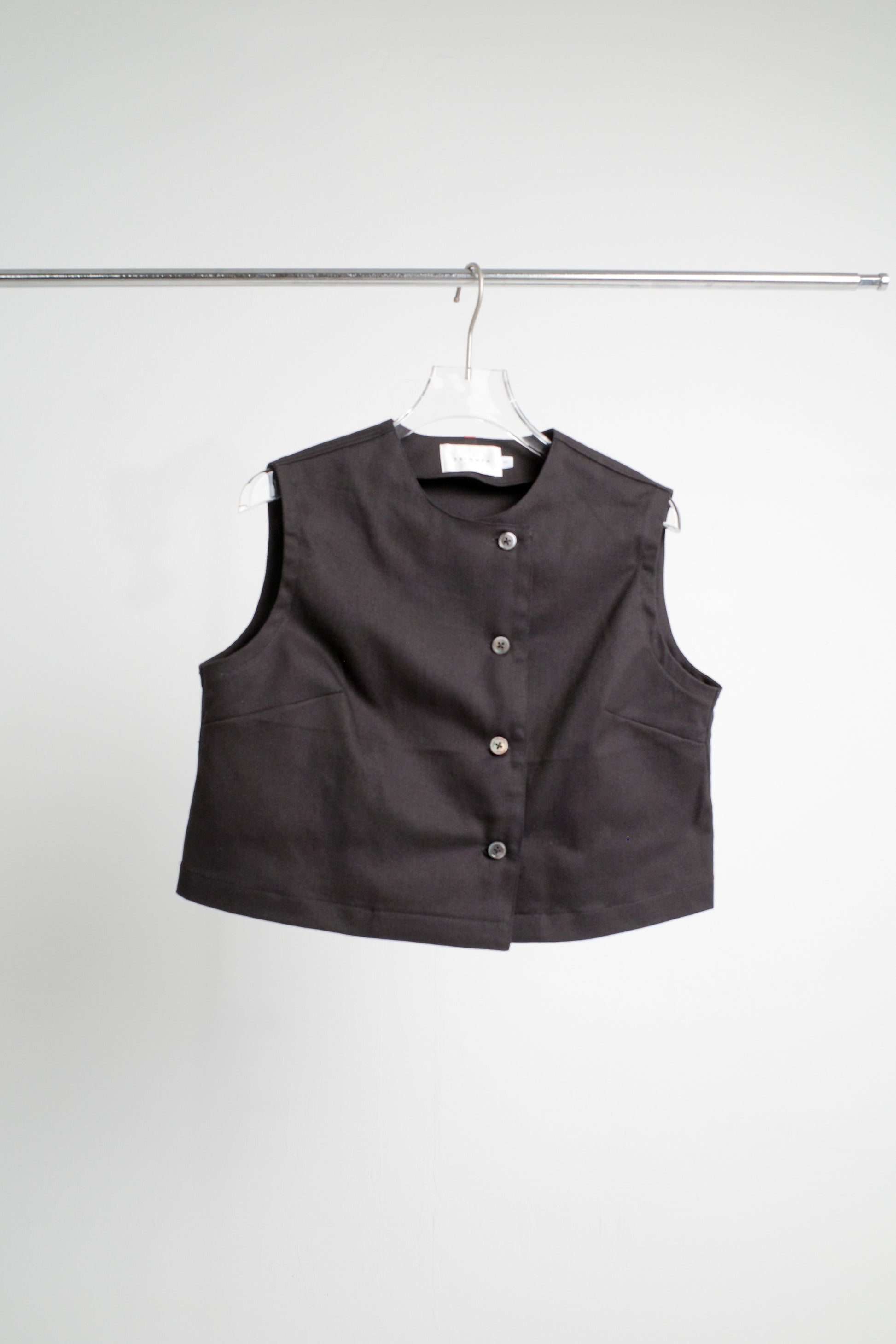 NIKO VEST IN BLACK - BEV C multi label store