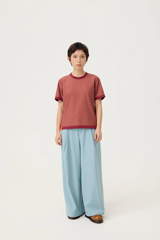 EVERYDAY REVERSIBLE TEE IN BURGUNDY & SAPPANWOOD