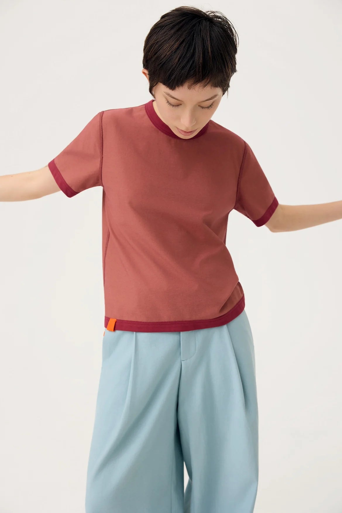 EVERYDAY REVERSIBLE TEE IN BURGUNDY & SAPPANWOOD