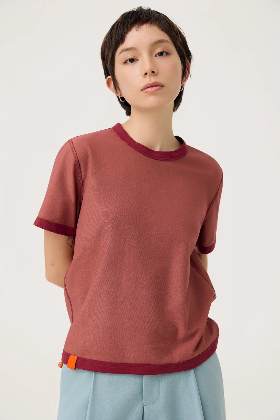 EVERYDAY REVERSIBLE TEE IN BURGUNDY & SAPPANWOOD
