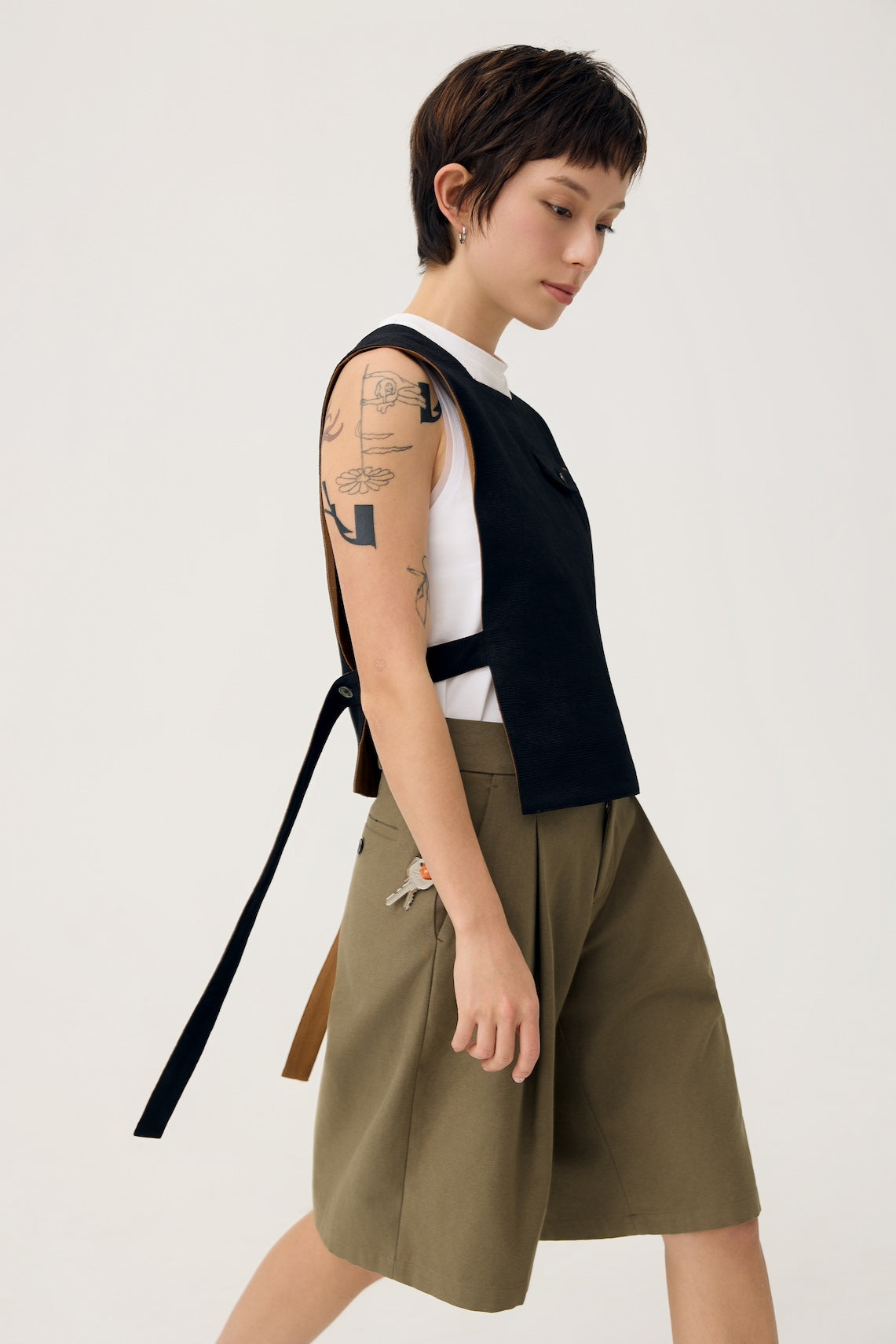 GYAKU 2-WAY REVERSIBLE VEST IN BLACK & CARAMEL - BEV C multi label store