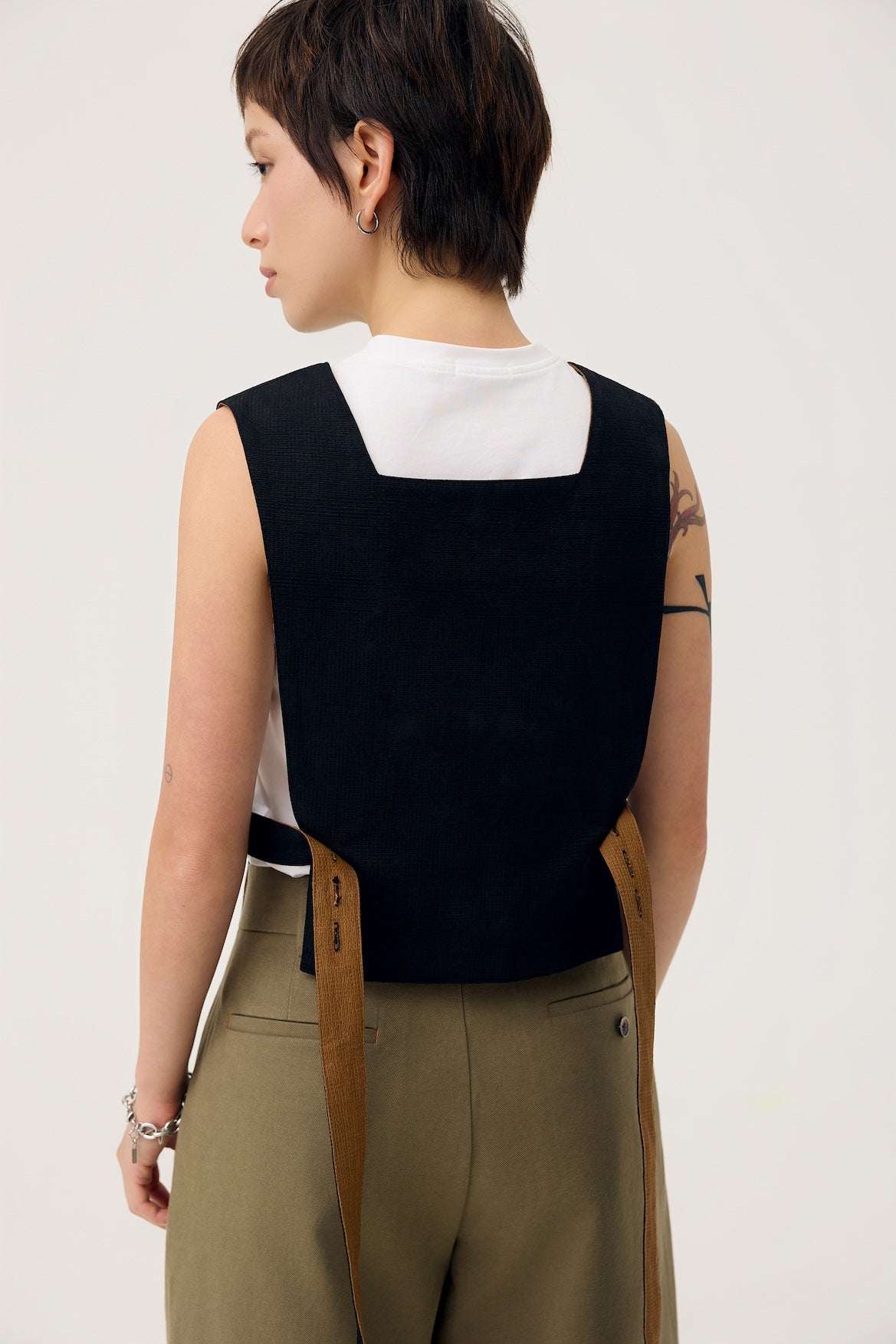 GYAKU 2-WAY REVERSIBLE VEST IN BLACK & CARAMEL - BEV C multi label store