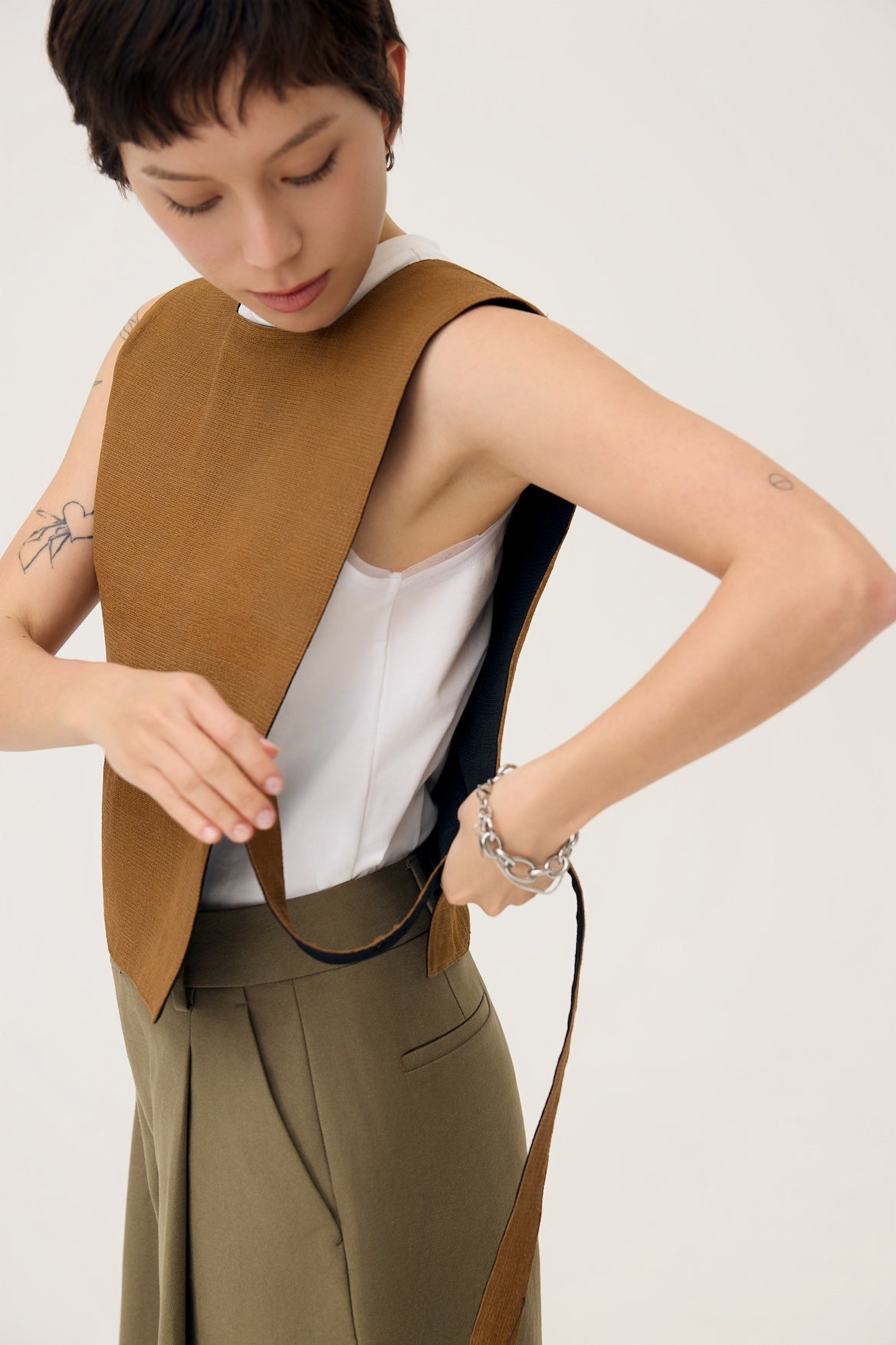 GYAKU 2-WAY REVERSIBLE VEST IN BLACK & CARAMEL - BEV C multi label store