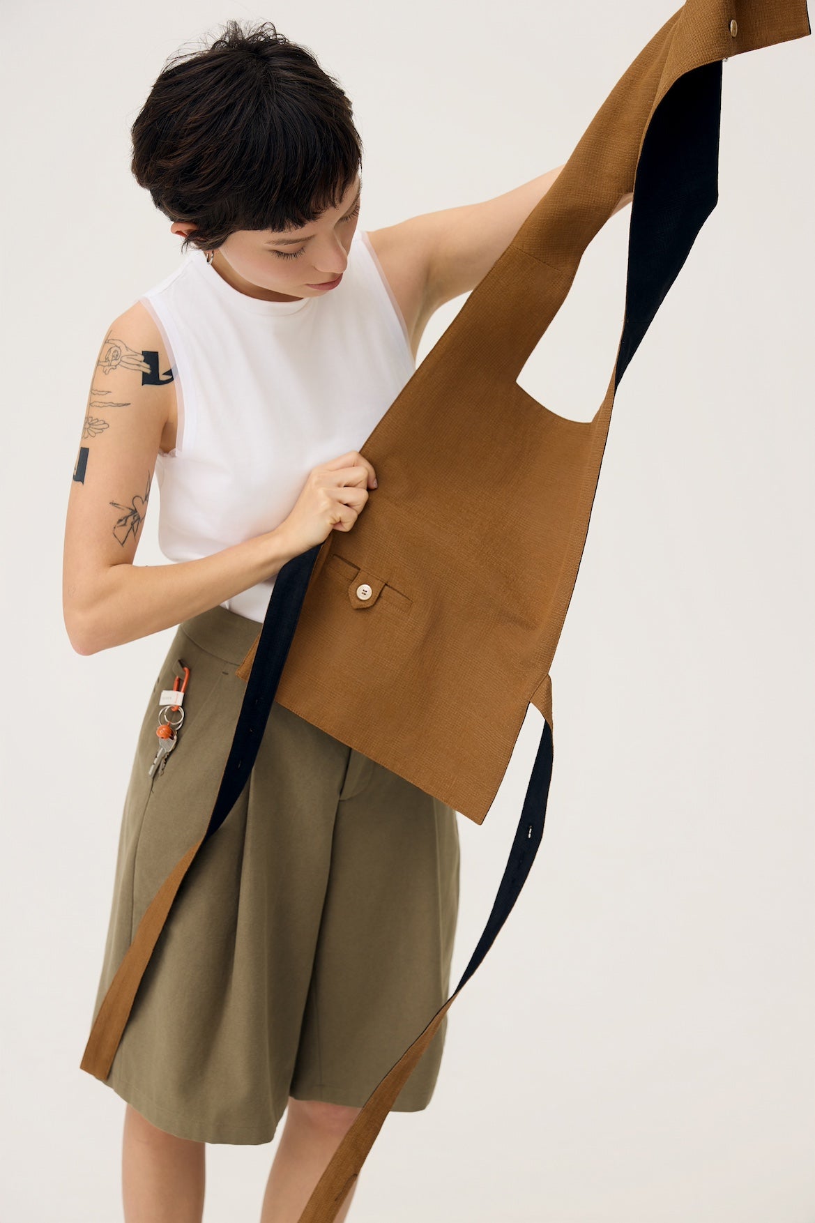 GYAKU 2-WAY REVERSIBLE VEST IN BLACK & CARAMEL - BEV C multi label store