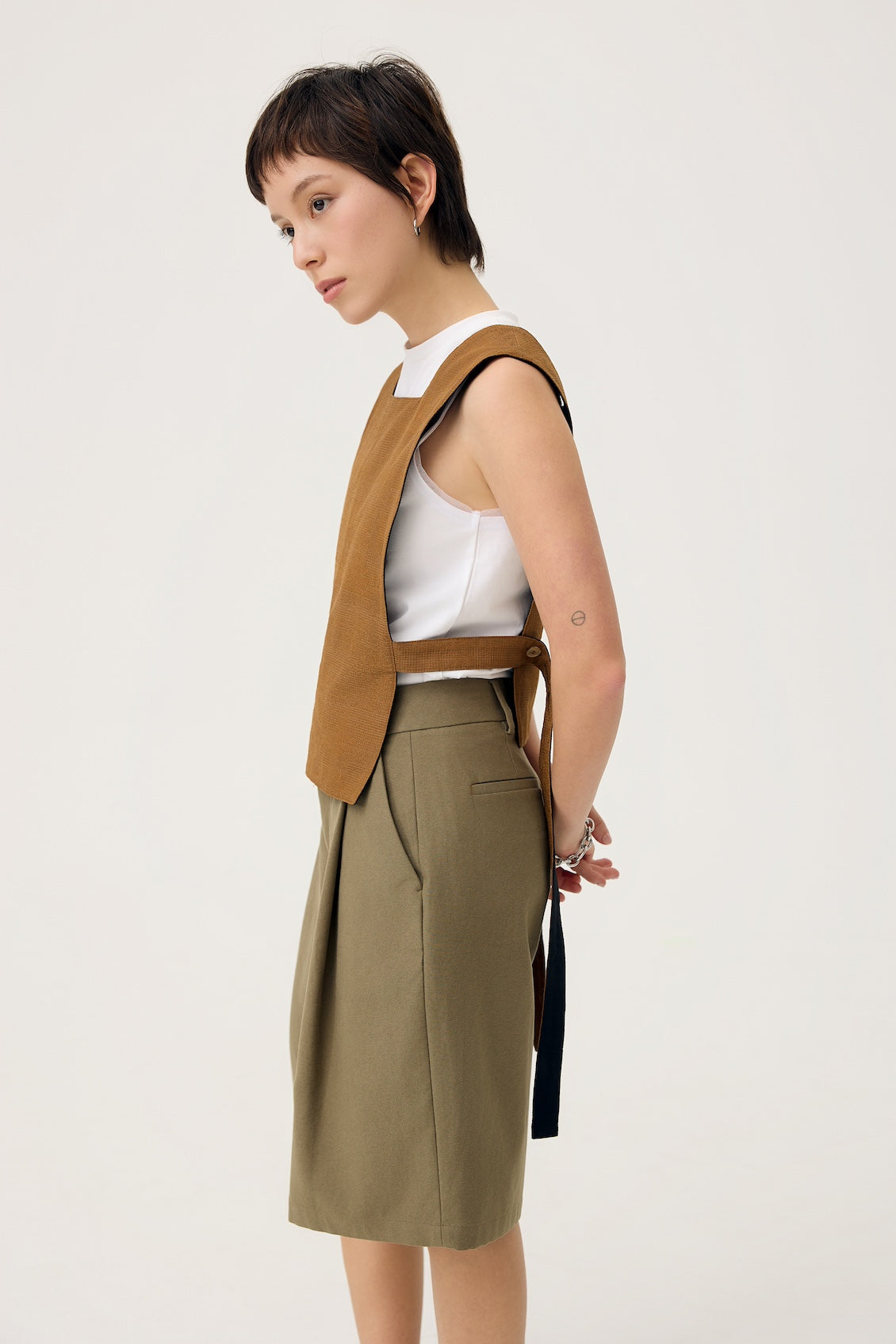 GYAKU 2-WAY REVERSIBLE VEST IN BLACK & CARAMEL - BEV C multi label store