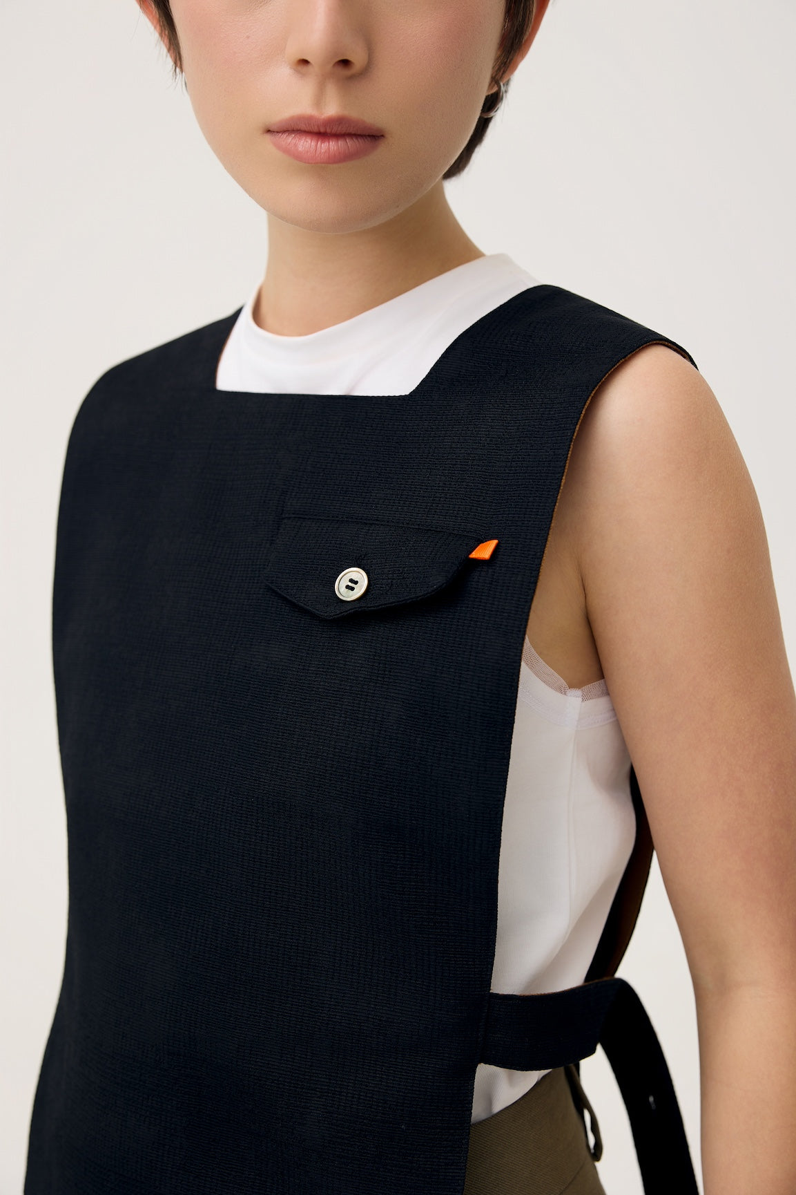 GYAKU 2-WAY REVERSIBLE VEST IN BLACK & CARAMEL - BEV C multi label store