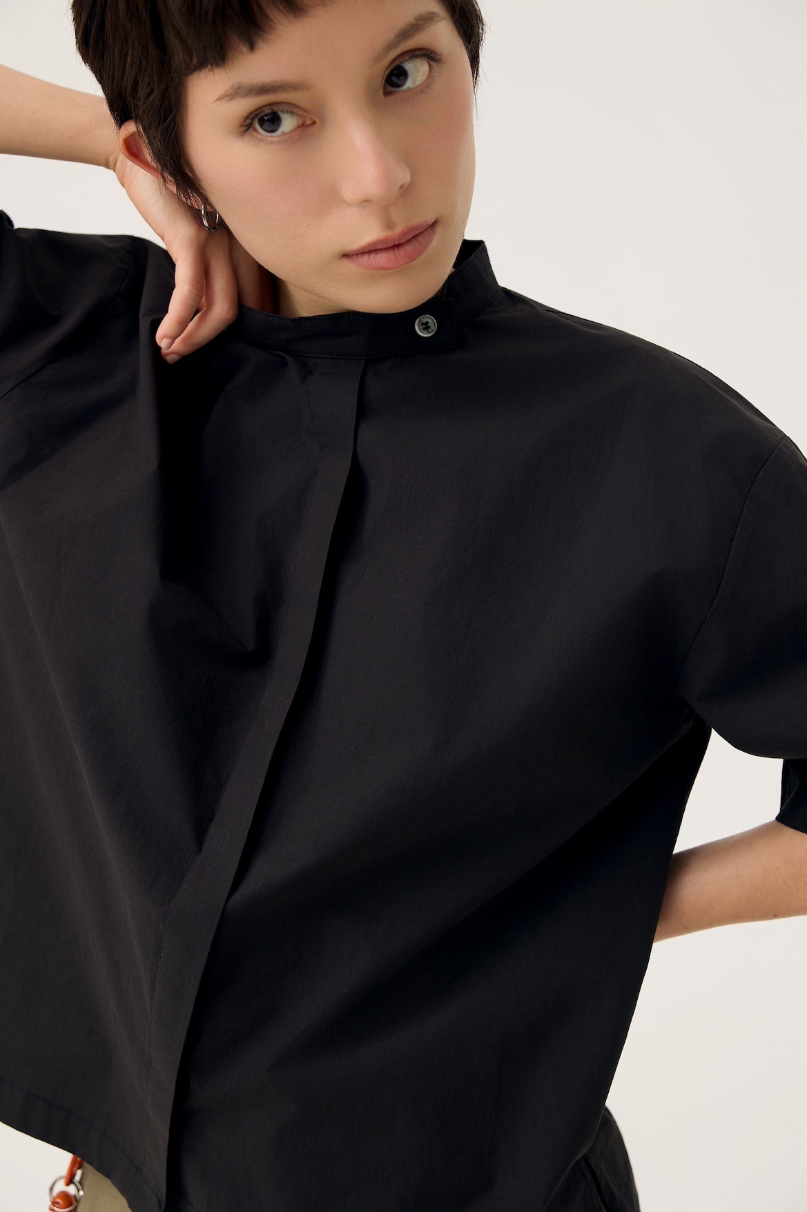 UTSURO CROP SHIRT IN TONER BLACK - BEV C multi label store