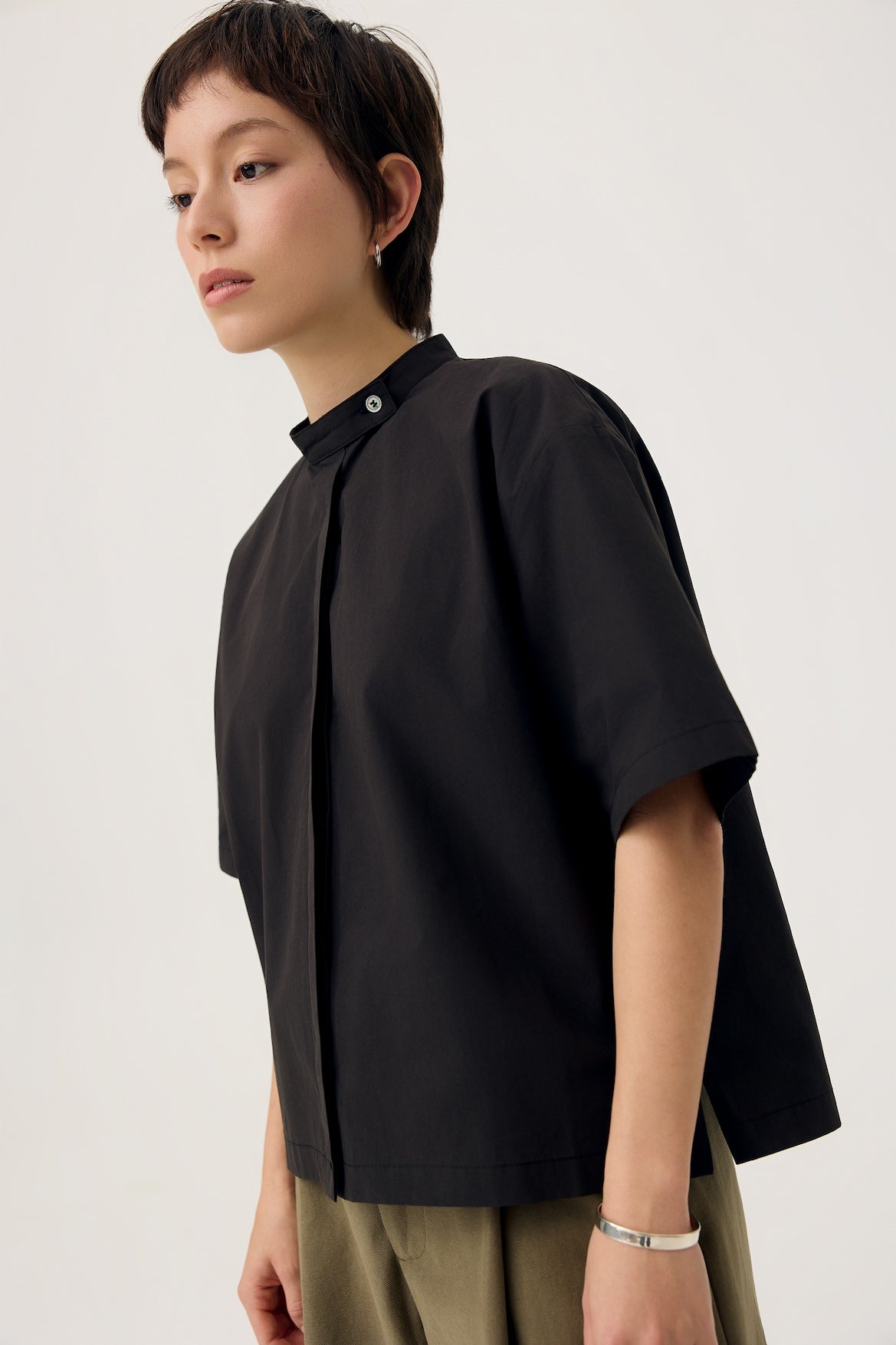 UTSURO CROP SHIRT IN TONER BLACK - BEV C multi label store
