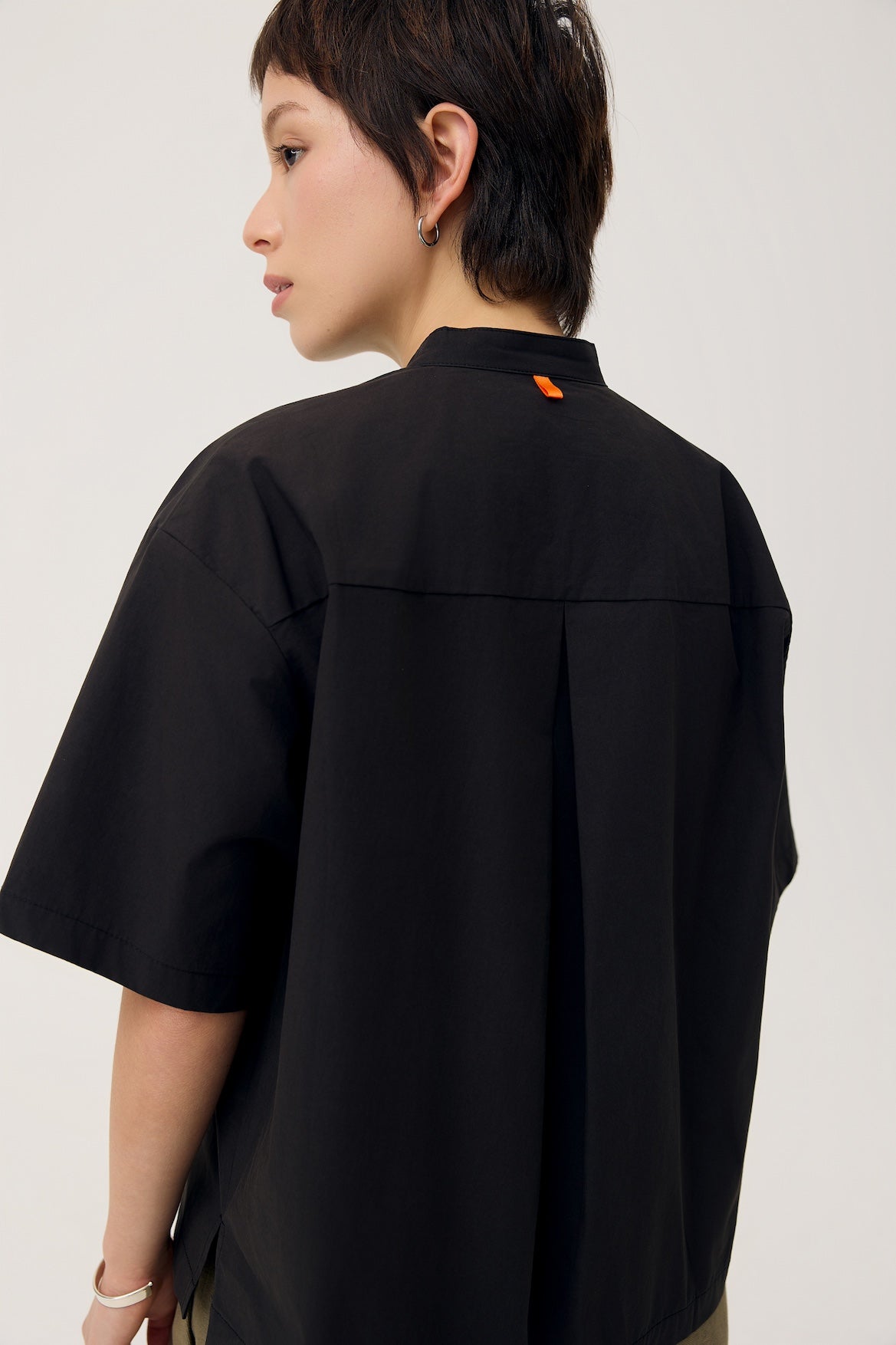 UTSURO CROP SHIRT IN TONER BLACK - BEV C multi label store