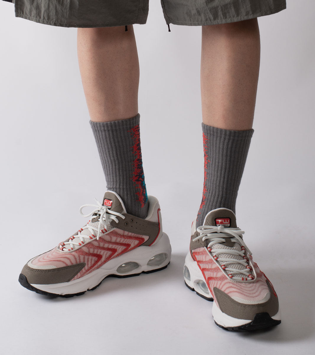 LANDING Midcalf socks - Gradient Red - BEV C multi label store