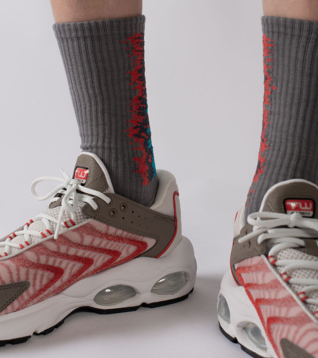 LANDING Midcalf socks - Gradient Red - BEV C multi label store