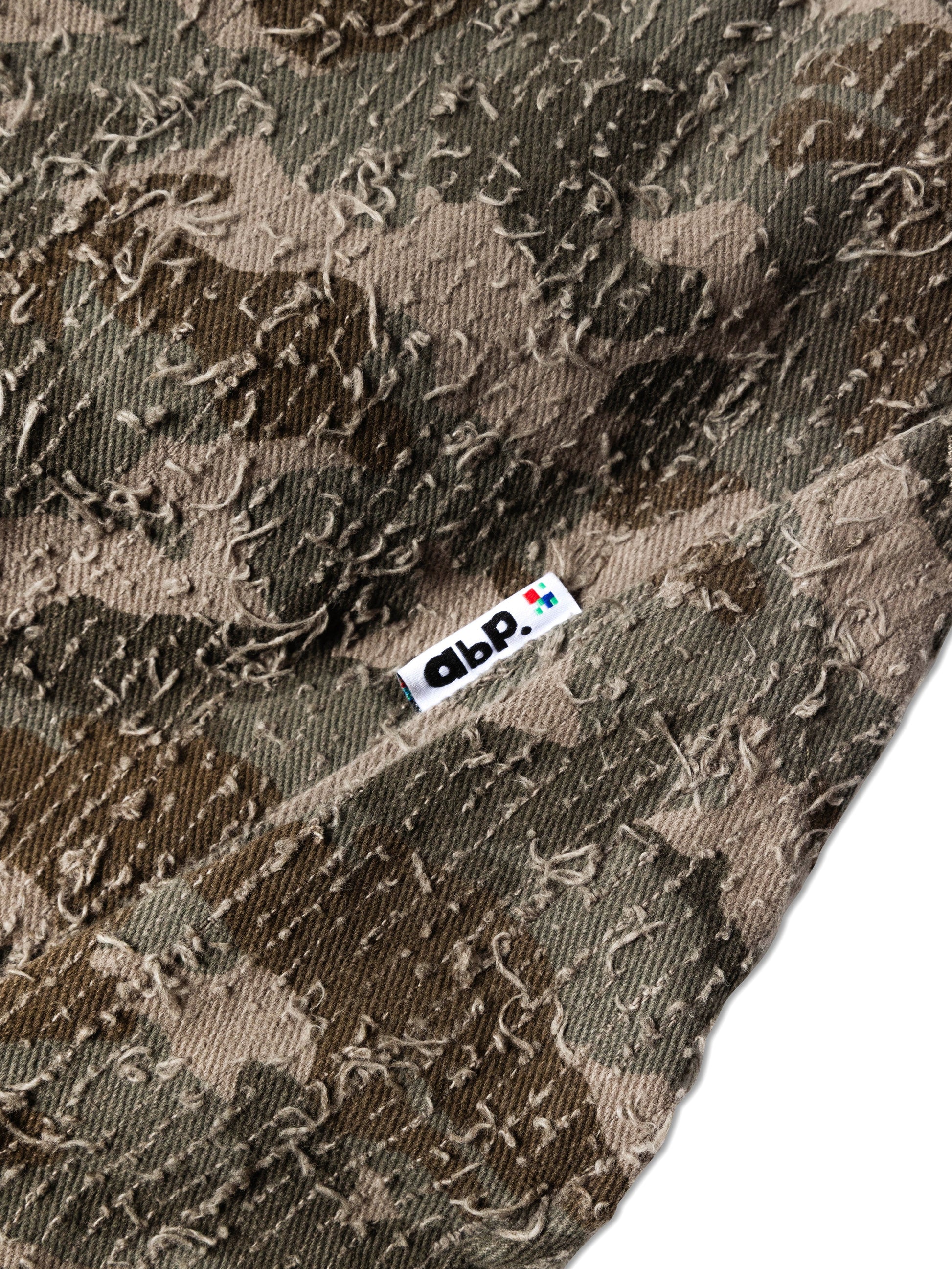 abp. CARGO BIGGIE PANT DISTRESSED CAMO - BEV C multi label store