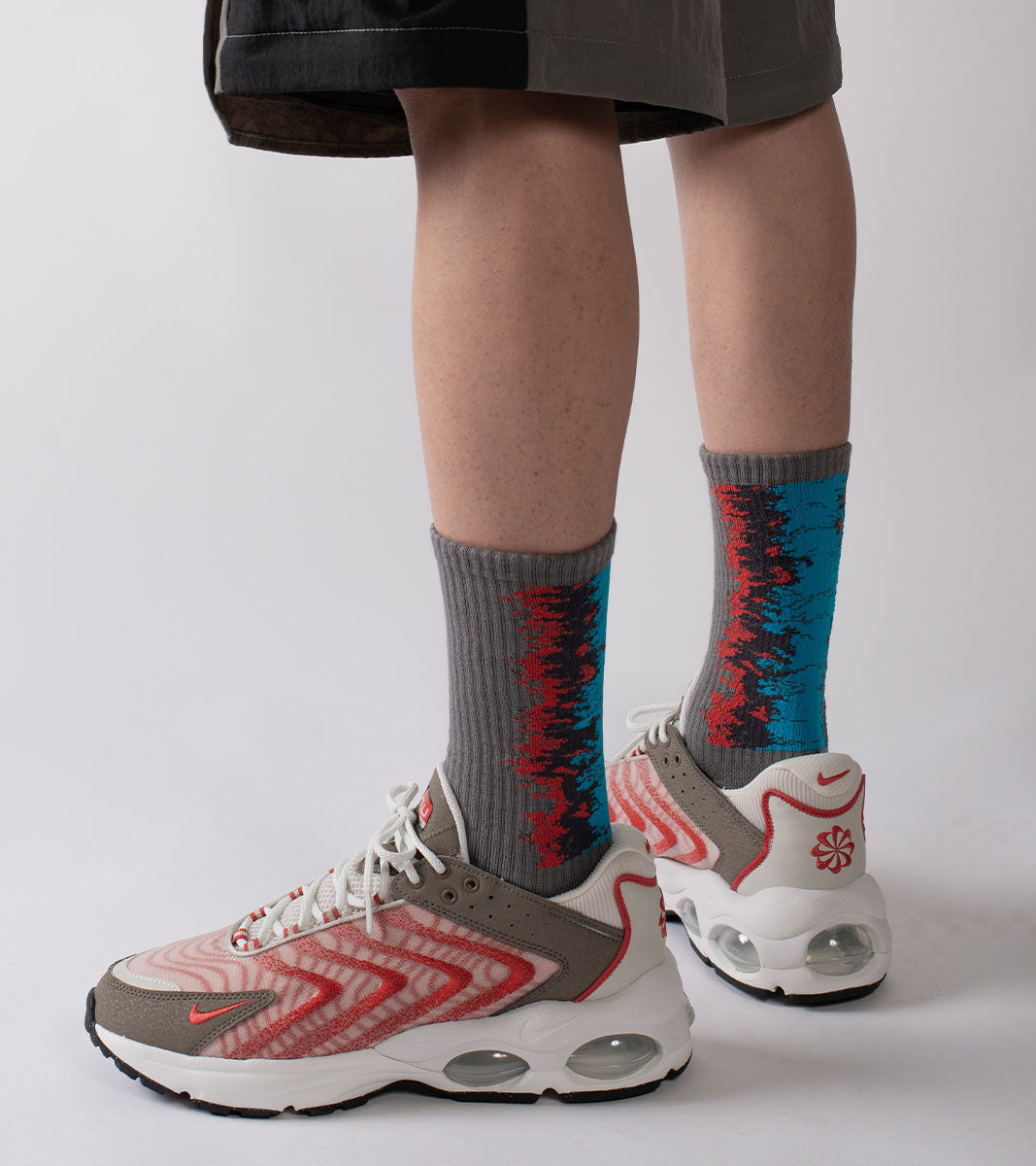 LANDING Midcalf socks - Gradient Red - BEV C multi label store
