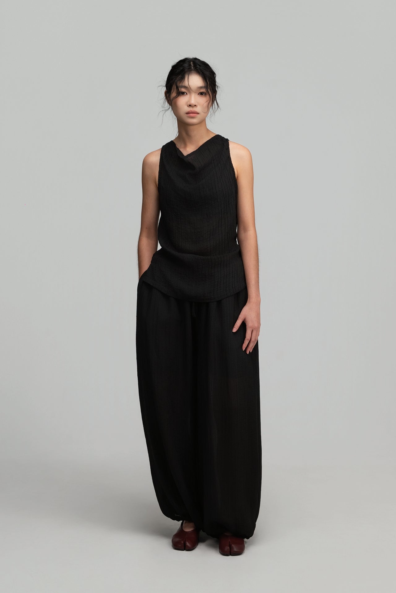 Soft Drape Neck Tank Top (Black) - BEV C multi label store