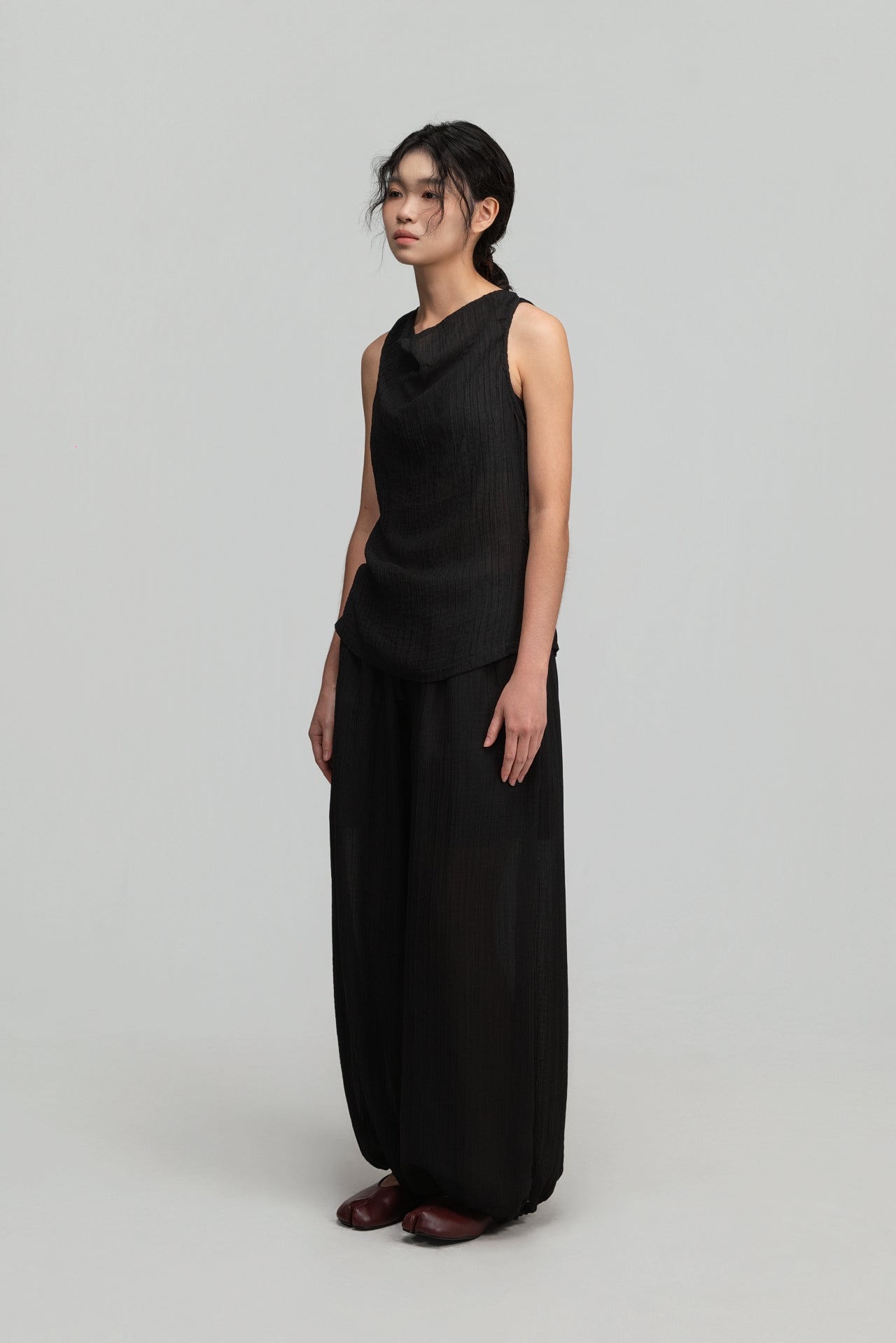 Soft Drape Neck Tank Top (Black) - BEV C multi label store