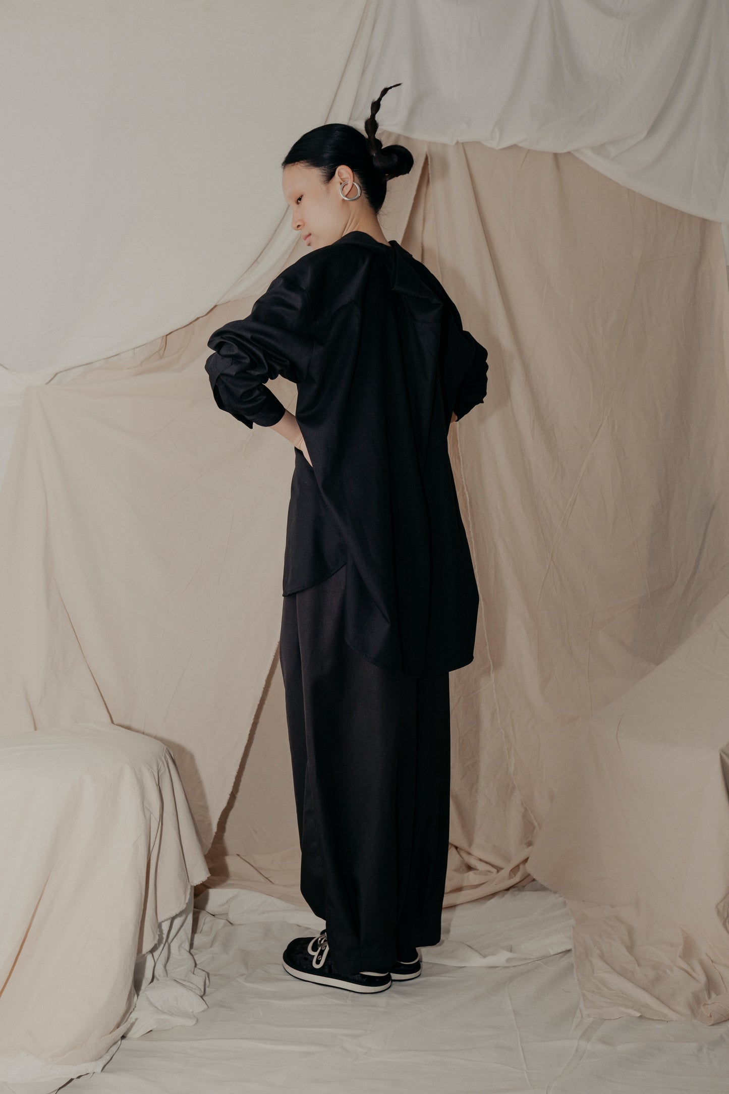 Magnolia Giant Collar Shirt in Black - BEV C multi label store