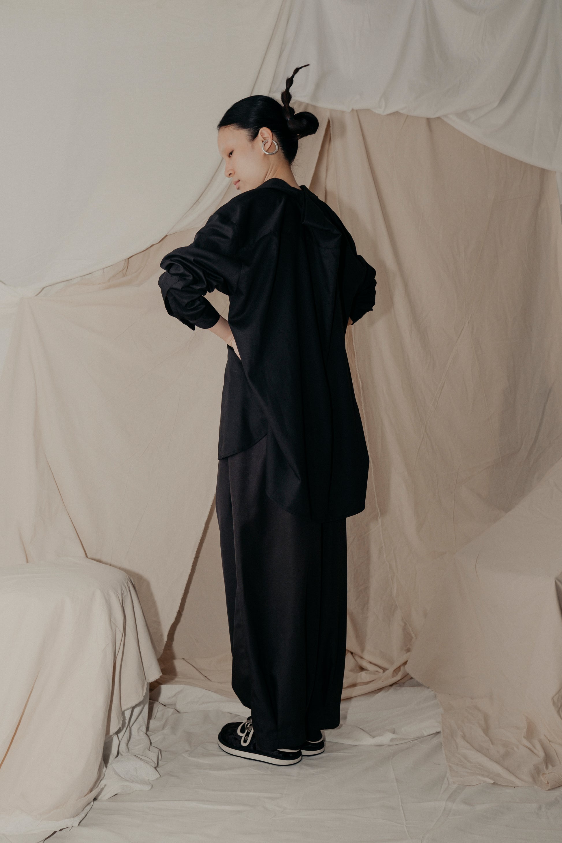 Magnolia Giant Collar Shirt in Black - BEV C multi label store