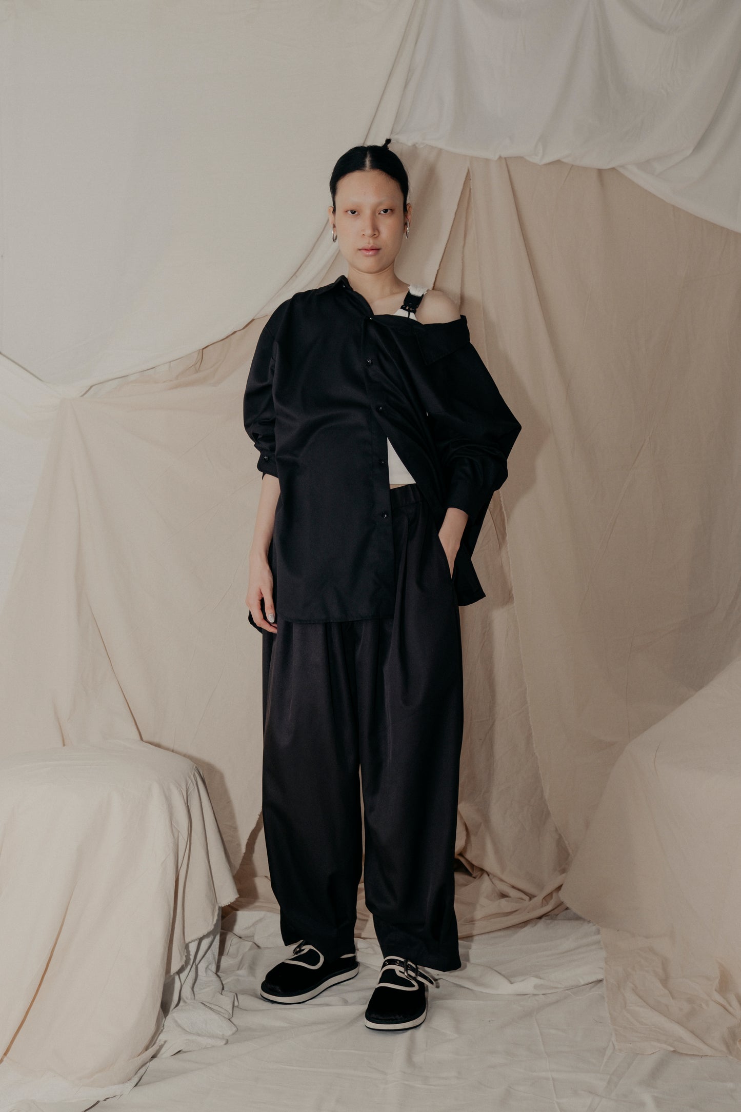 Magnolia Giant Collar Shirt in Black - BEV C multi label store