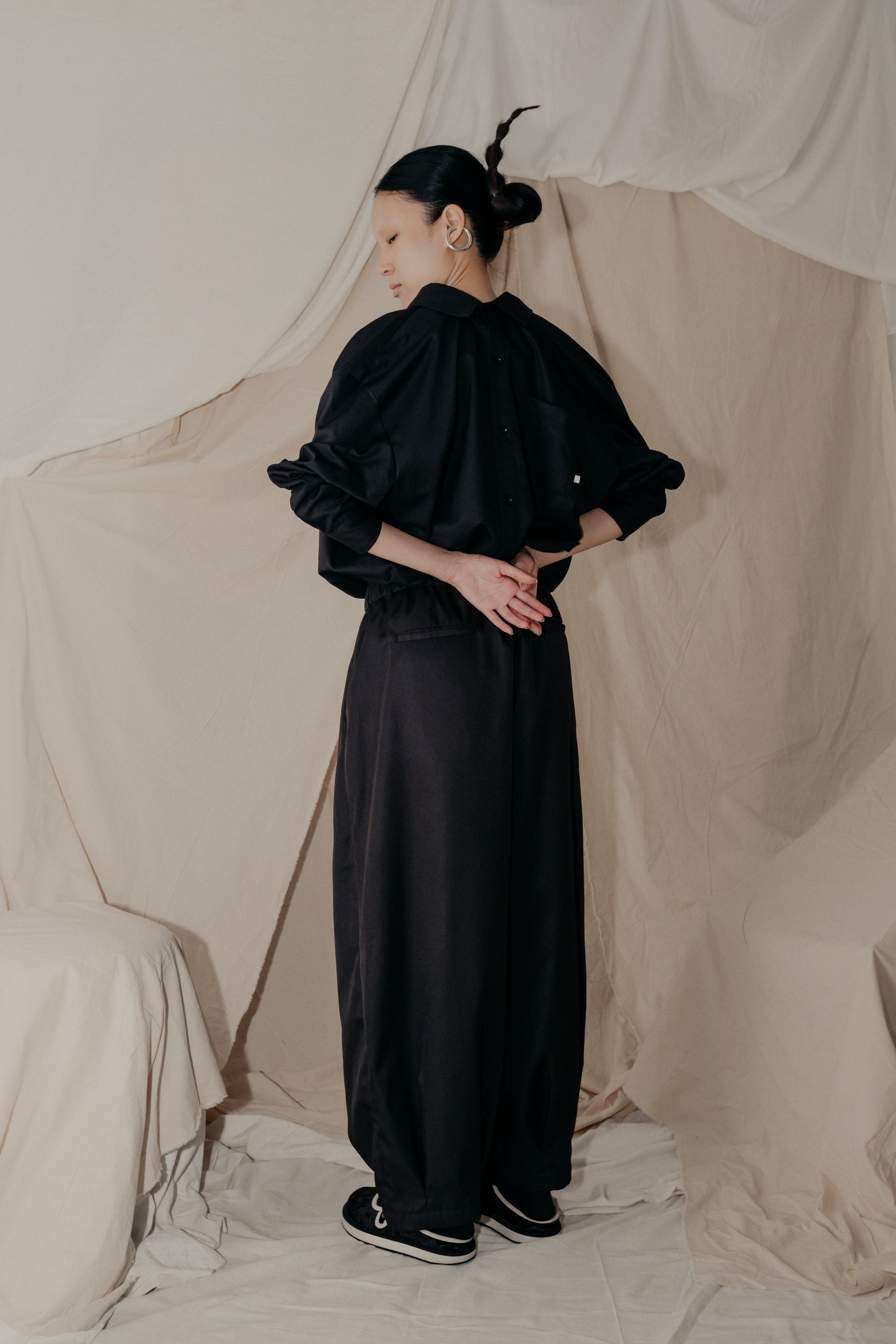 Magnolia Giant Collar Shirt in Black - BEV C multi label store