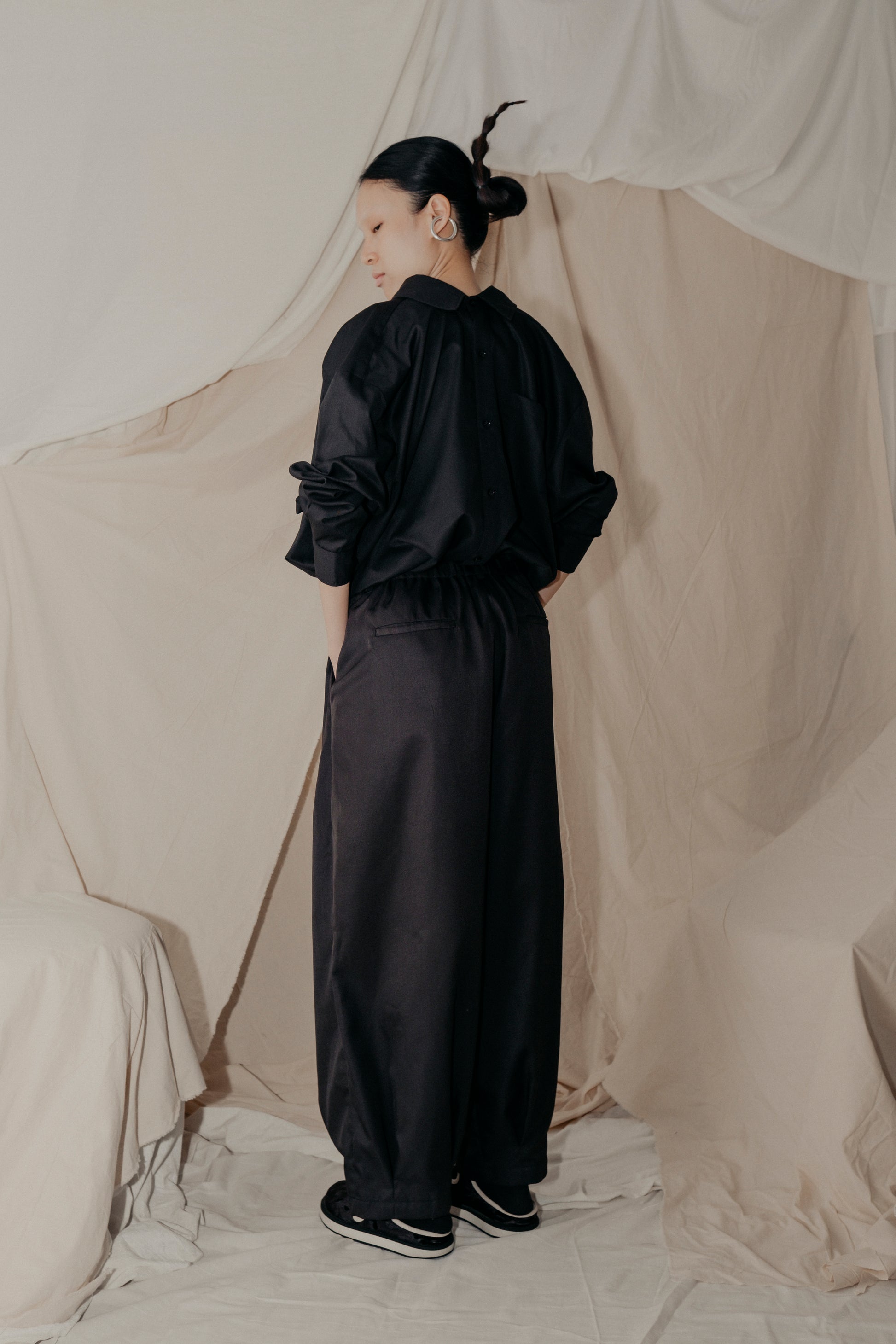 Magnolia Giant Collar Shirt in Black - BEV C multi label store