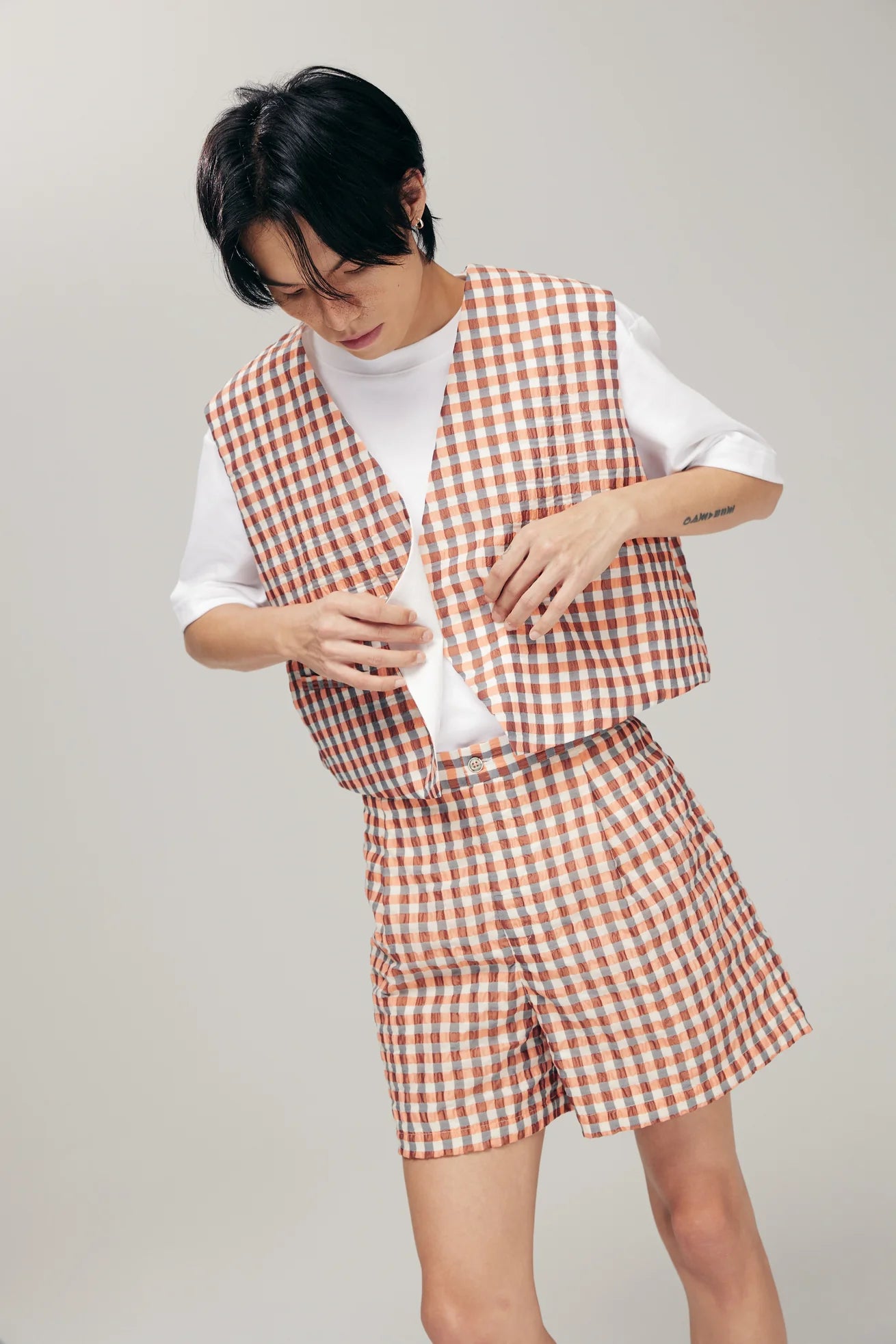 KAGAMI REVERSIBLE VEST IN ORANGE METALLIC SEERSUCKER & WHITE - BEV C multi label store