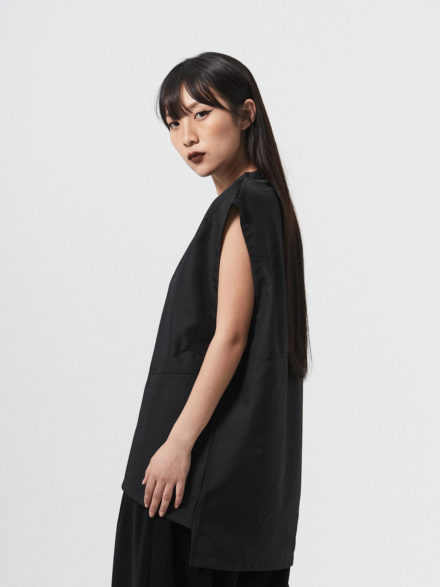 SOPHISTICATED PLEAT SLEEVELESS | BLACK - BEV C multi label store