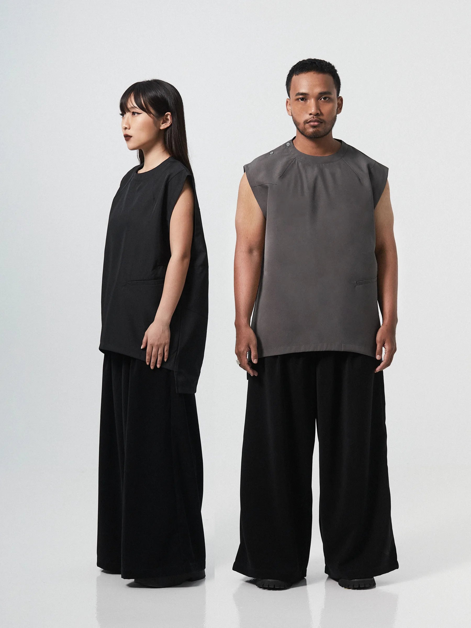 SOPHISTICATED PLEAT SLEEVELESS | BLACK - BEV C multi label store
